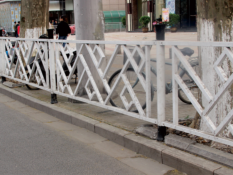 蘤(hua)式(shi)隔離(li)護欄