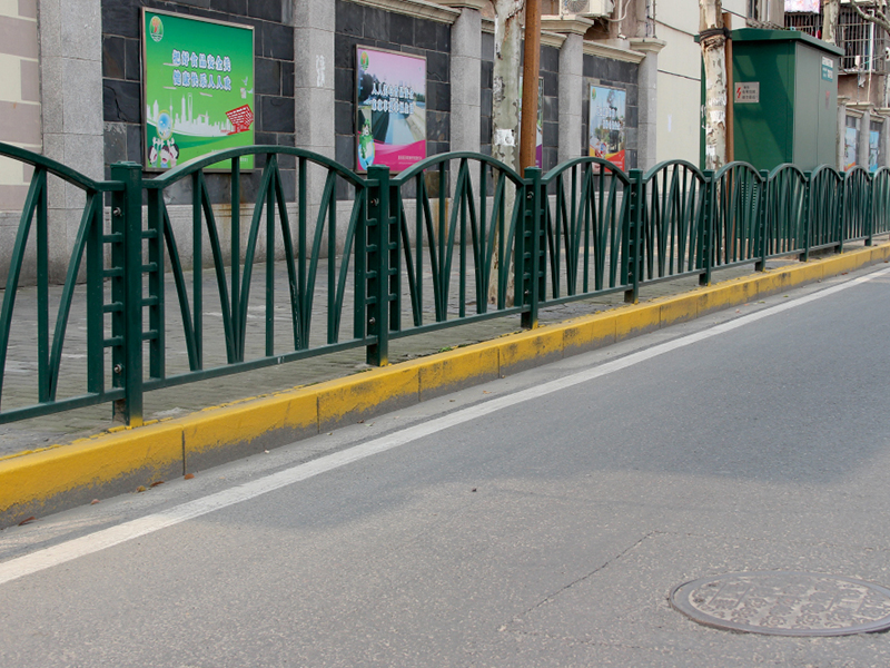 蘤(hua)式(shi)道路(lu)中(zhong)間護(hu)欄(lan)