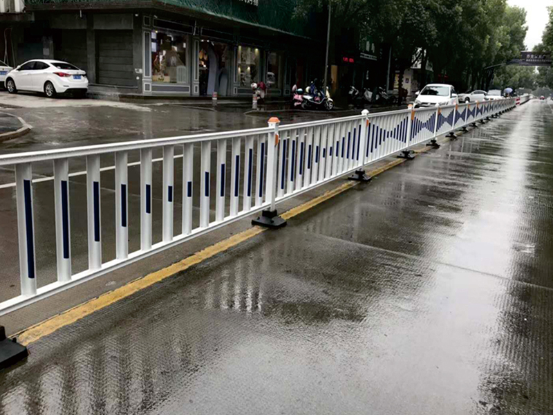 防眩闆(ban)護(hu)欄價格