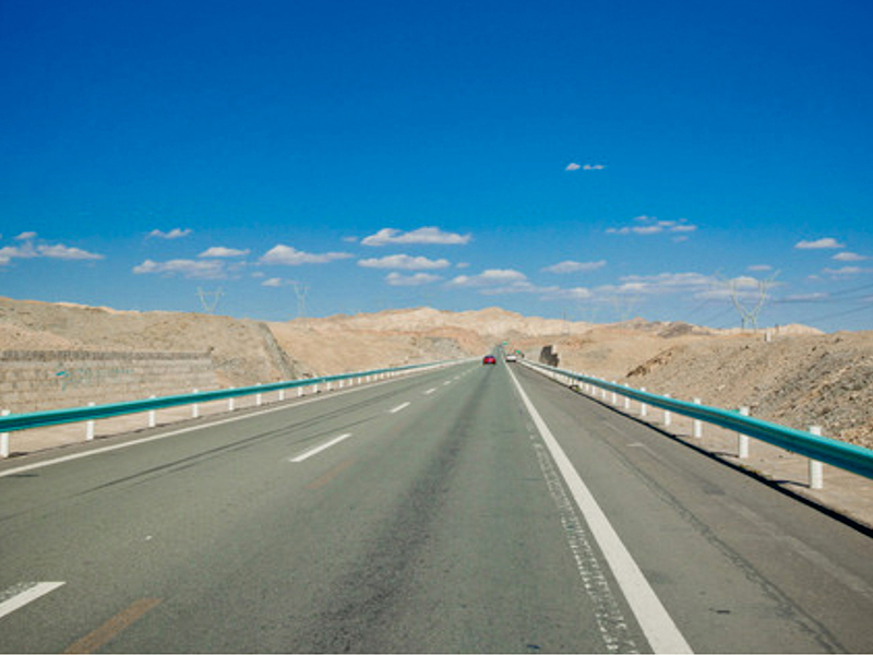 波(bo)形樑護(hu)欄闆(ban)生(sheng)産(chan)廠傢